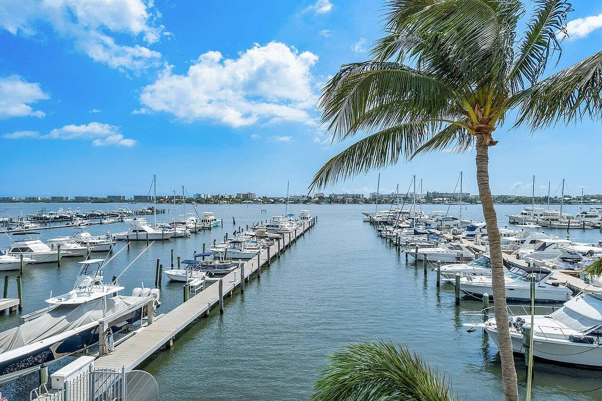 Building Photo - 806 Windward Way #301