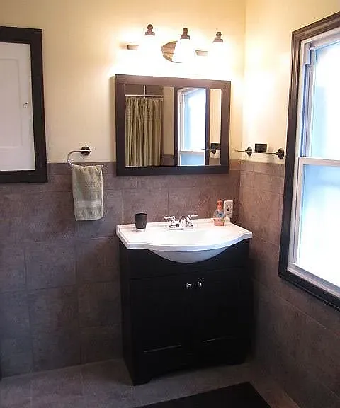 2nd floor full bathroom