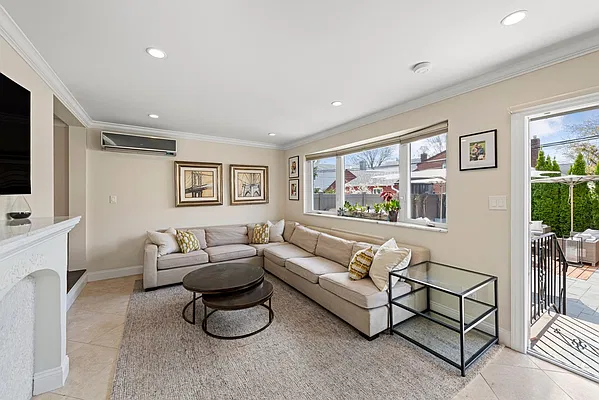 Sold by Nest Seekers International | media 8