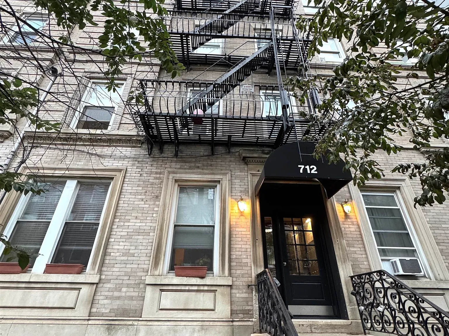 2 bed, 1.0 bath, 642 sqft, $4,000 — Photo 1
