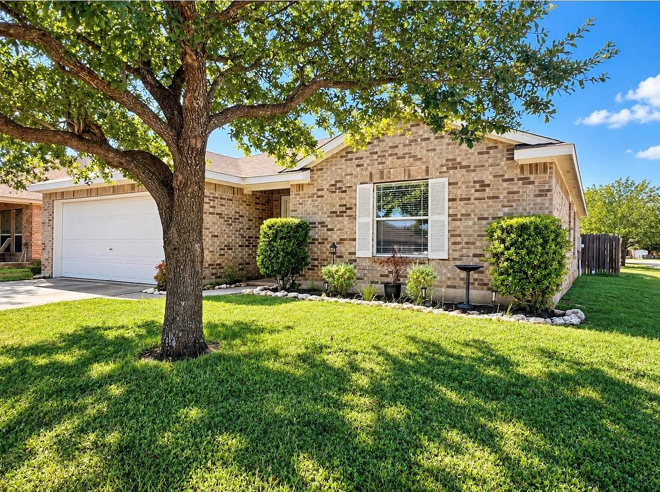 3 bed, 2.0 bath, 1696 sqft, $1,895 — Photo 2