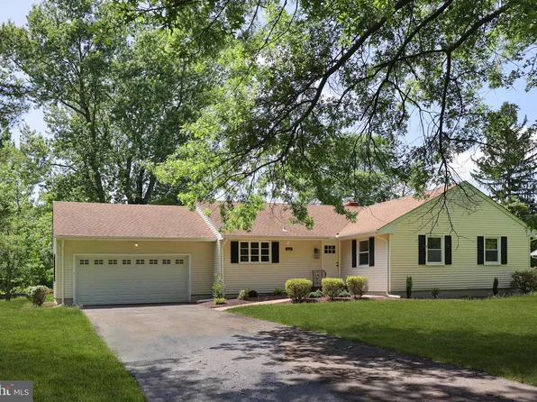 18 Morningside Dr, Pennington, NJ 08534