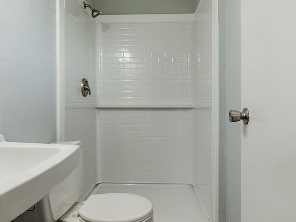 5th image of 1809 Calvert St APT 14