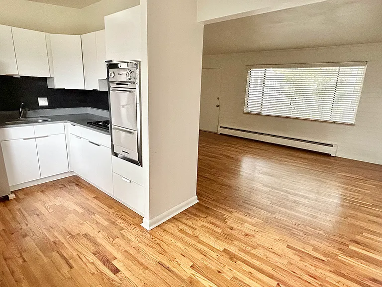 Catalina Apartments — Photo 35