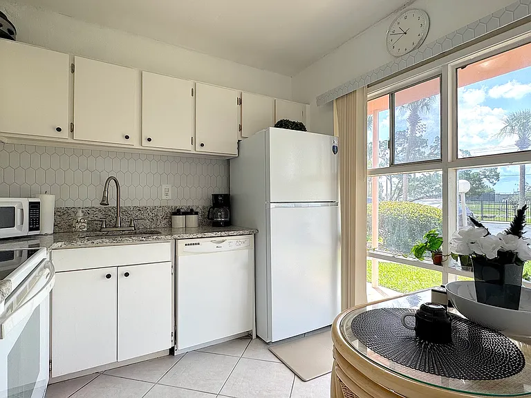 721 S Beach St — Photo 4