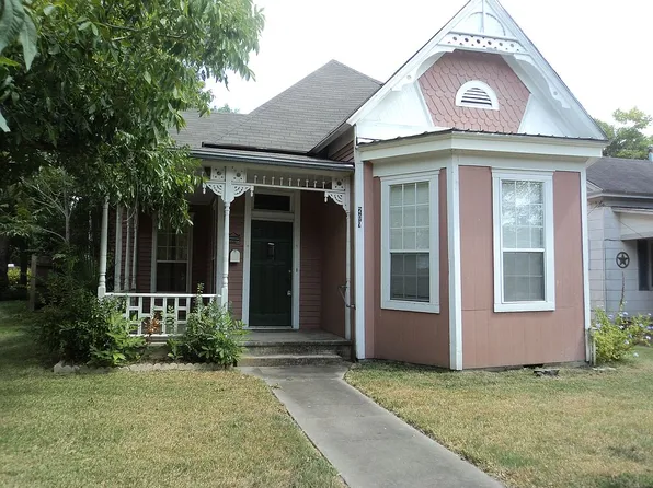 207 Schrimscher St, Yoakum, TX 77995