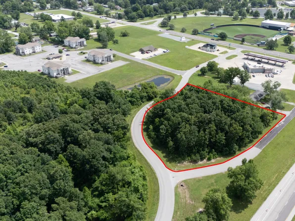 1100 W Pin Oak Dr, Carterville, IL 62918