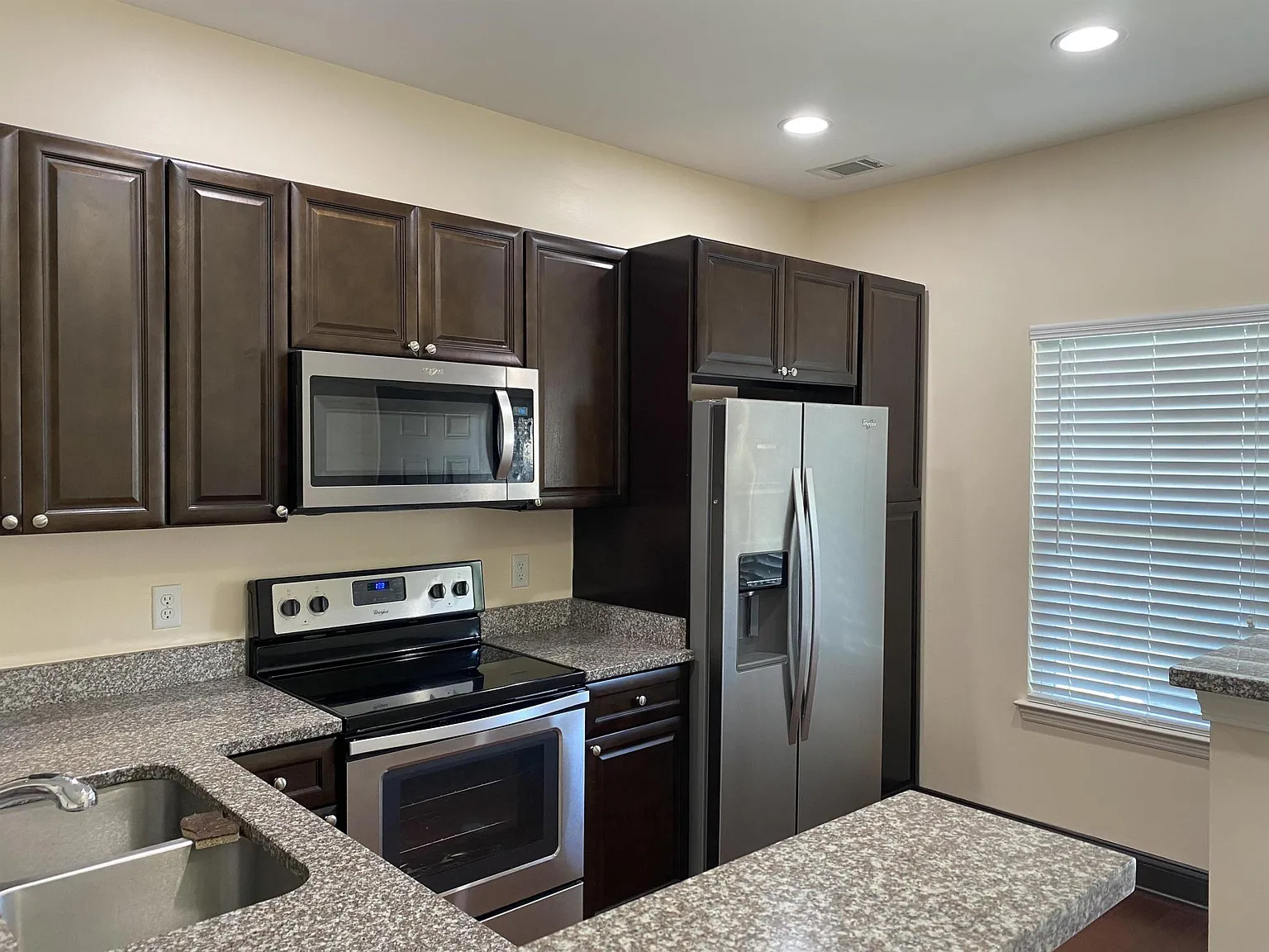 2 bed, 2.5 bath, 1077 sqft, $1,750 — Photo 2