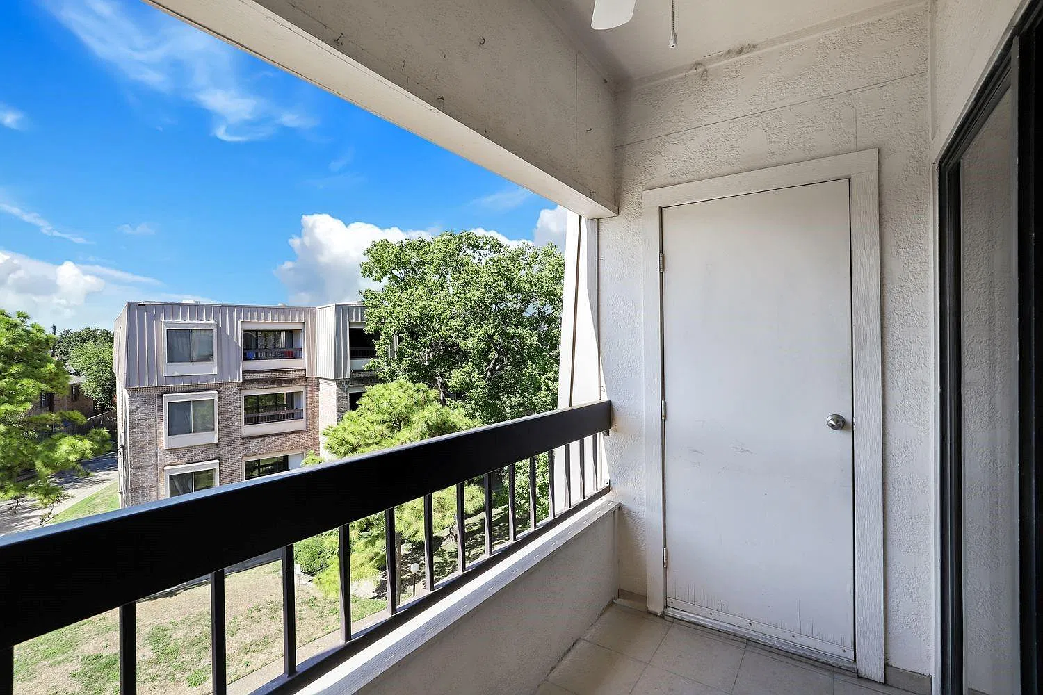 2 bed, 1.0 bath, 913 sqft, $1,600 — Photo 4