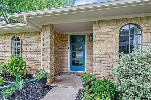 3 bed, 2474 sqft, $1,975 — Photo 2