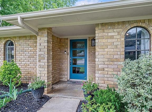 2nd image of 1109 Brookhollow Dr