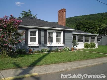 exterior
						:
						freshly painted, single story
