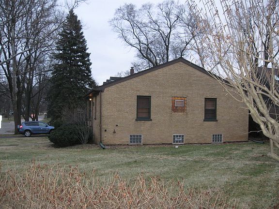 2nd image of 3830 Clausen Ave