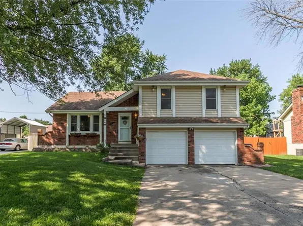 1829 W Chambery Dr, Olathe, KS 66061