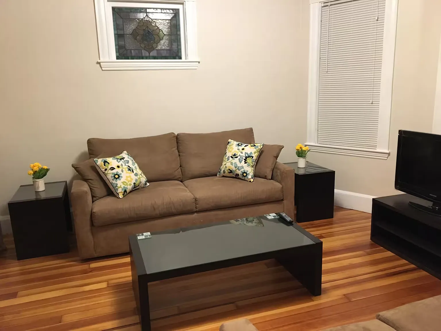 2 bed, 850 sqft, $3,000 — Photo 2