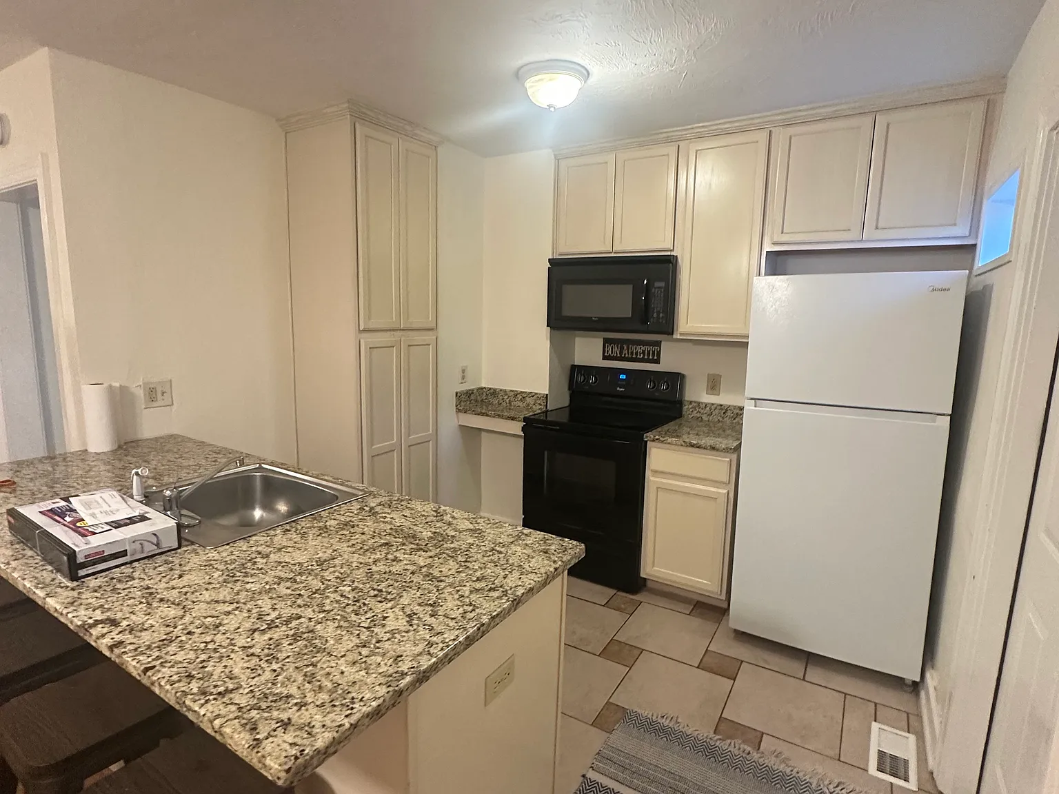3 bed, 1000 sqft, $1,200 — Photo 2