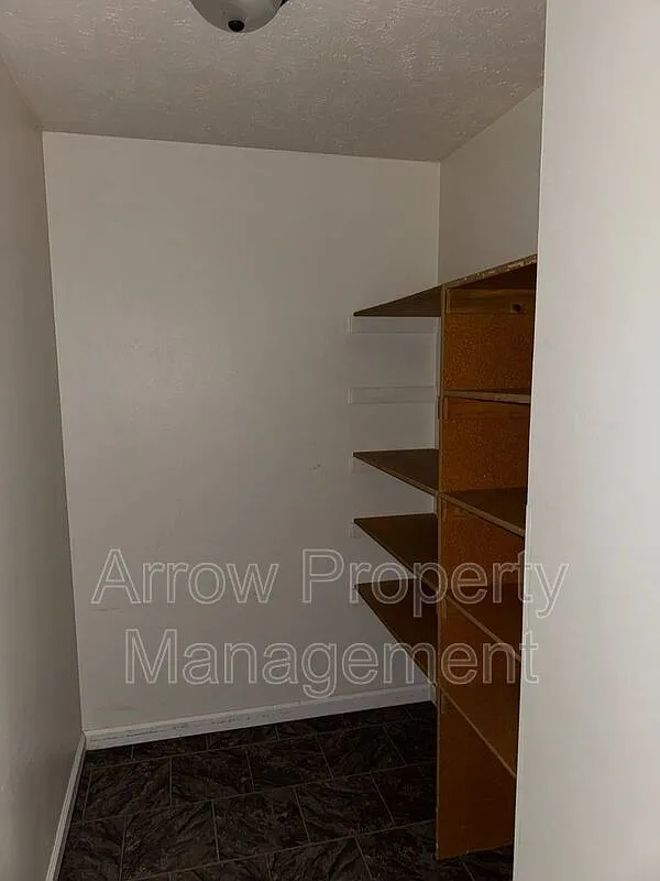 3 bed, 1.0 bath, 950 sqft, $895 — Photo 4