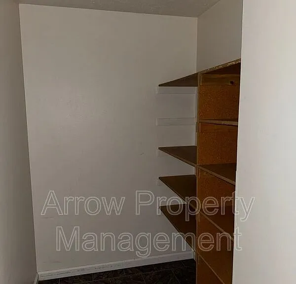 305 N East St #11 — Photo 4