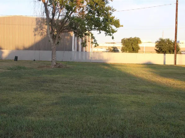 512 N 1st St, La Porte, TX 77571