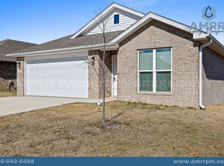 1104 SW 3rd St, Gentry, AR 72734