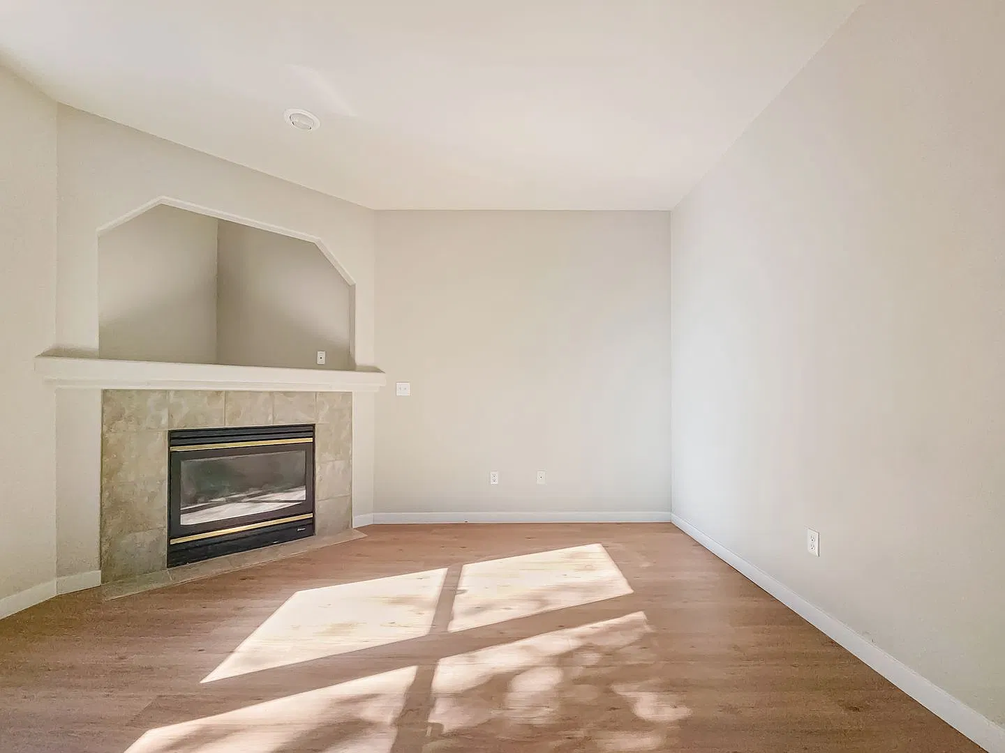 Bright 4 Bedroom Home in a FamilyFriendly Neighborhood — Photo 3
