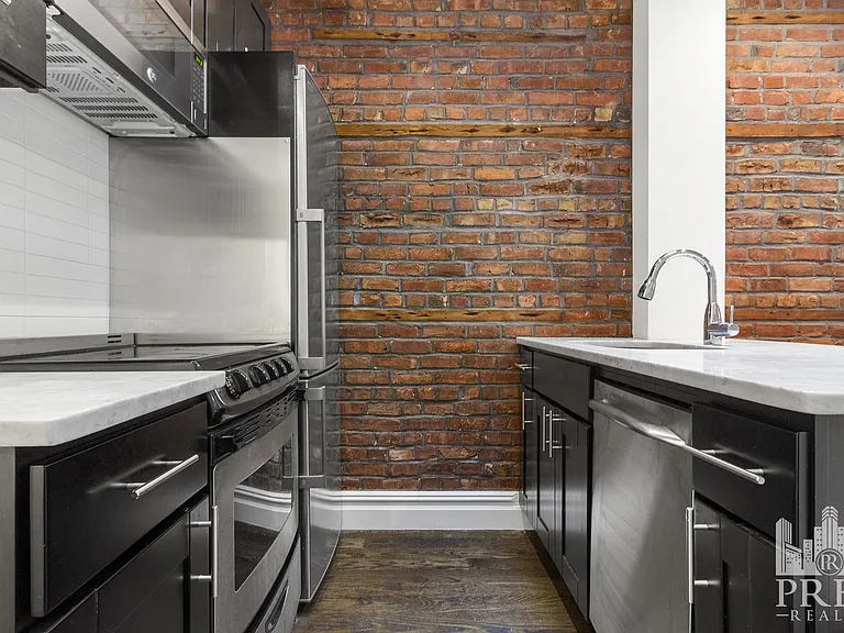 329 E 10th St #10 — Photo 1