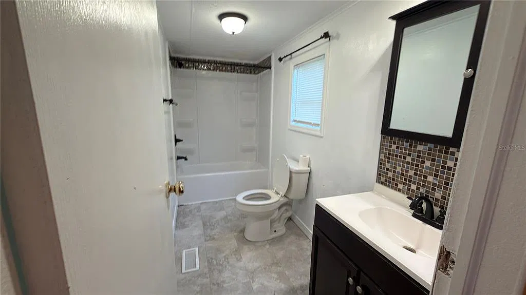 3 bed, 2.0 bath, 1110 sqft, $1,700 — Photo 3