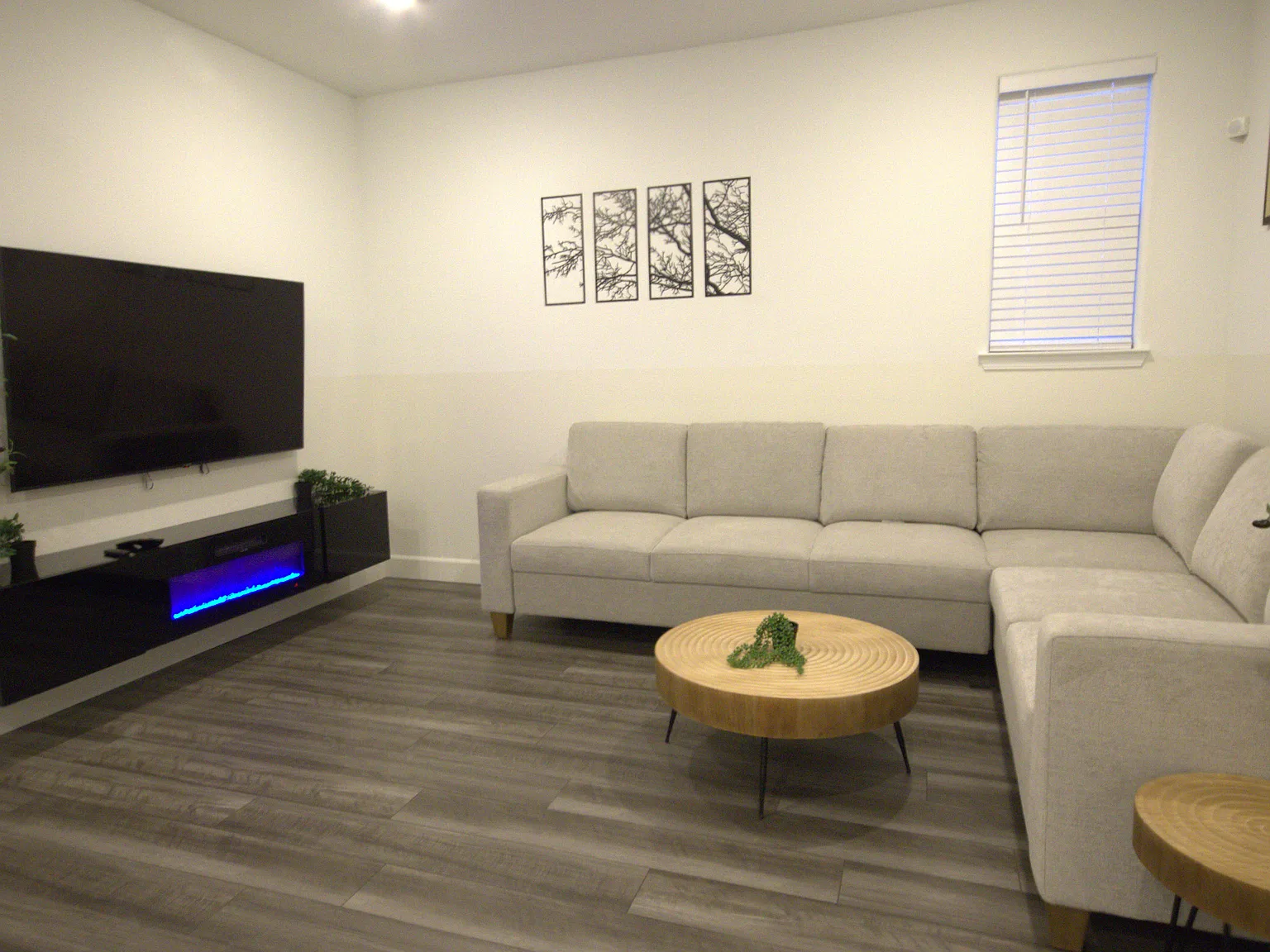 4 bed, 2223 sqft, $5,395 — Photo 2