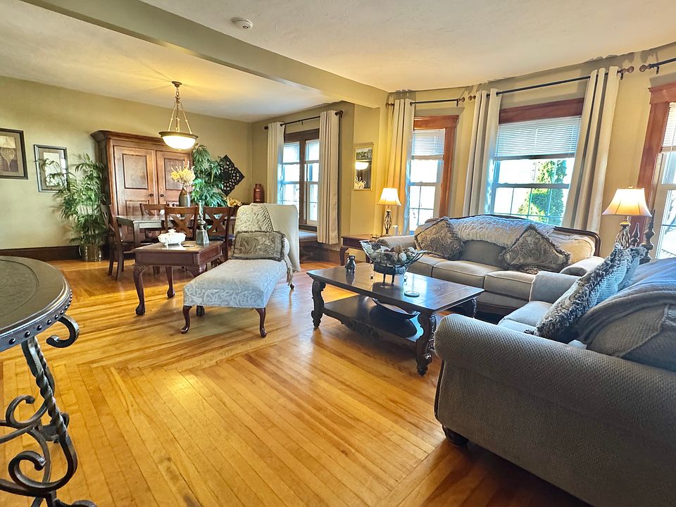 This furnished apartment is for serving the more discerning travelers or furnished apartment suitors who are more particular about prioritizing their living quarters. The area & street is safe, the home is impeccably clean, well maintained and detailed.