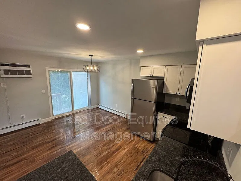 2 bed, 1.5 bath, 1060 sqft, $2,000 — Photo 3