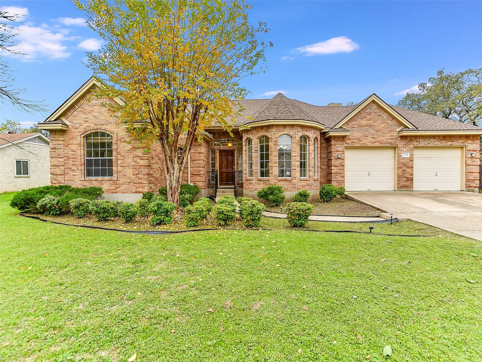 3 bed, 2.0 bath, 2333 sqft, $2,400 — Photo 2