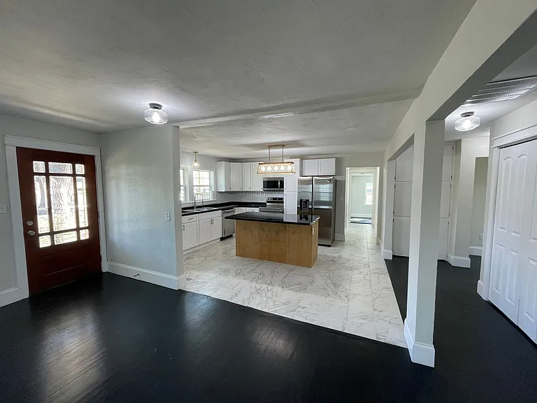 428 W Broadmoor St — Photo 4