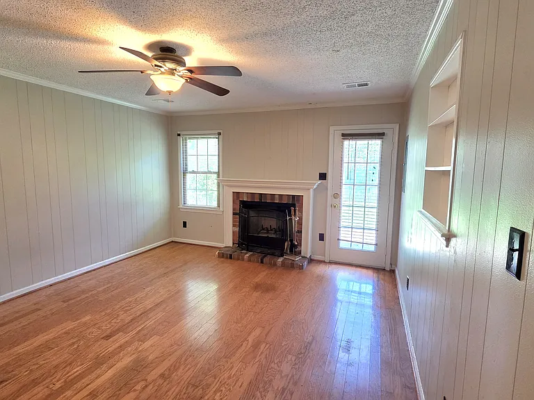 901 Fairborn Cir — Photo 5