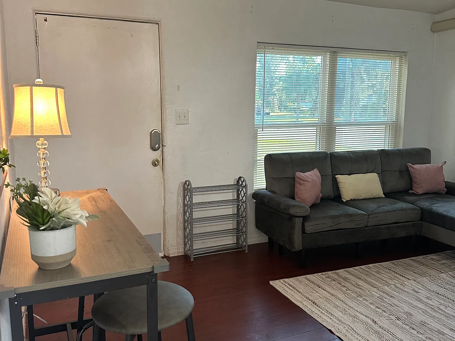 3 bed, 808 sqft, $2,500 — Photo 1
