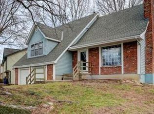 1901 E Sleepy Hollow Dr, Olathe, KS 66062