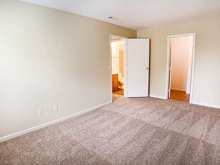 Crown Crossing Apartments — Photo 35