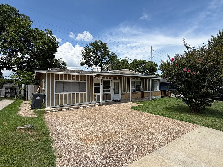 1109 E Inwood Dr — Photo 2
