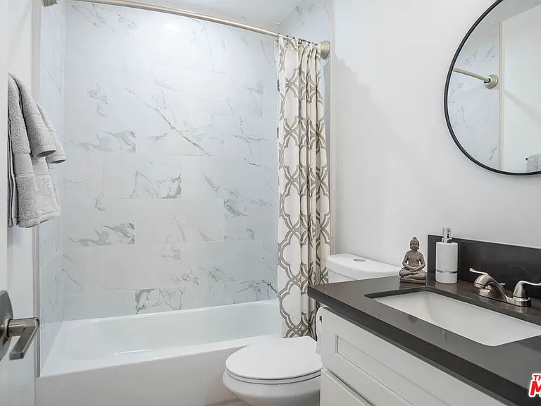 6244 De Longpre Ave #1 — Photo 16