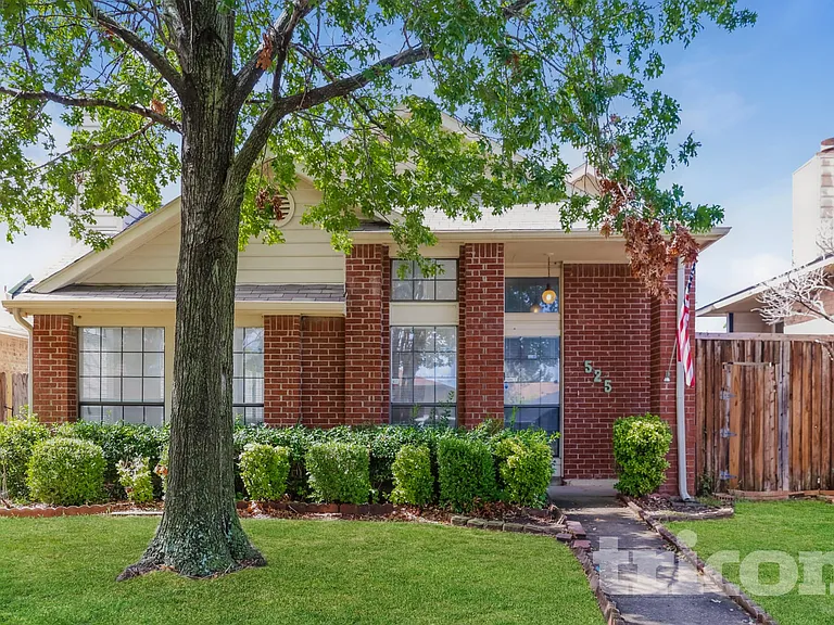525 Horse Shoe Bnd — Photo 1