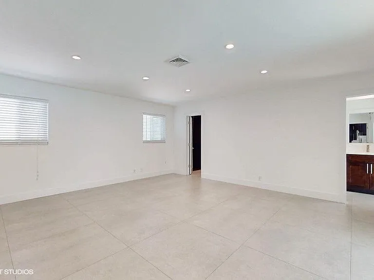 200 SW 6th Ave — Photo 14