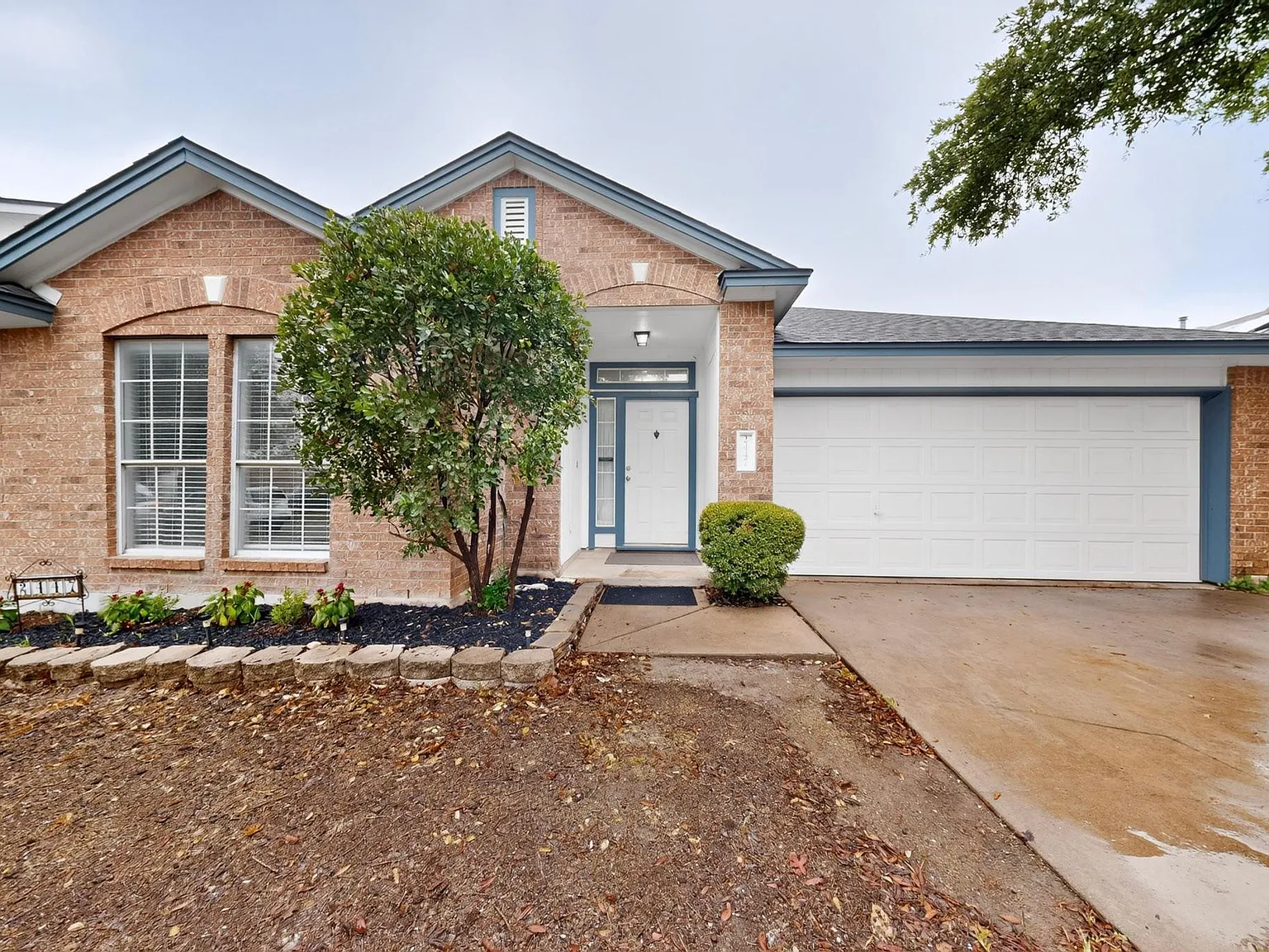 3 bed, 2.0 bath, 1611 sqft, $1,990 — Photo 2