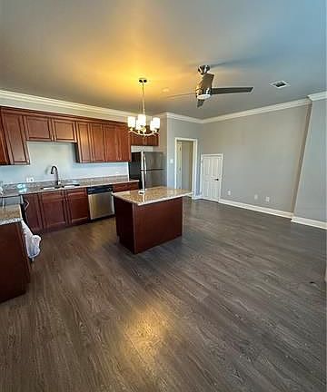 5th image of 3513 Broadway St