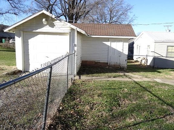 4th image of 613 W Dakota St