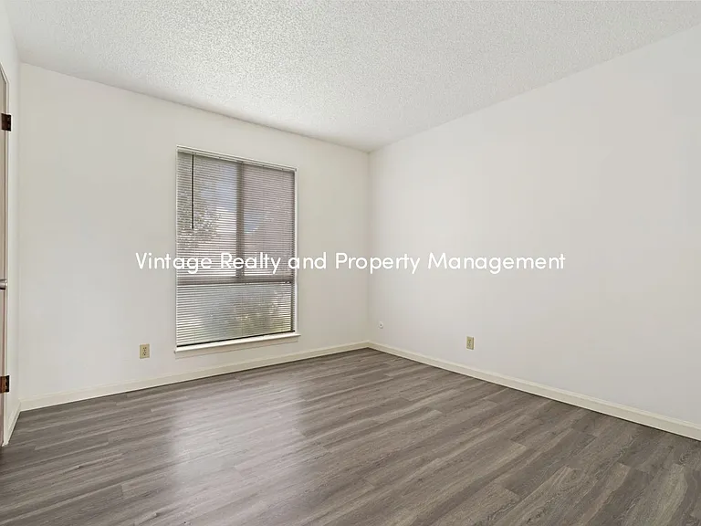 110 E Grove St — Photo 37