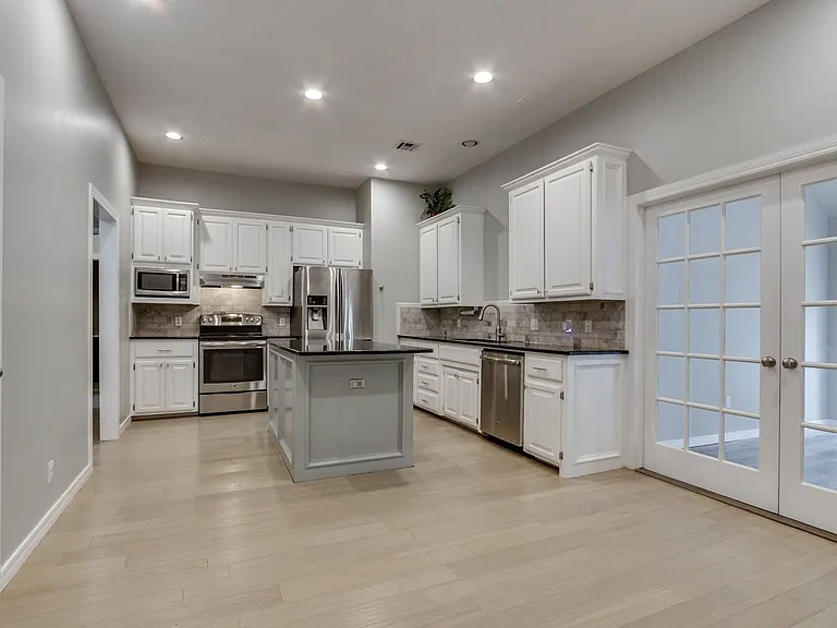 2701 Shady Tree Ln — Photo 9