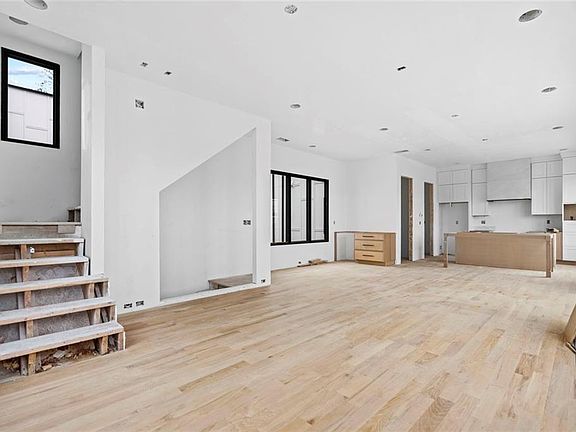 4th image of 3960 Clairmont Rd