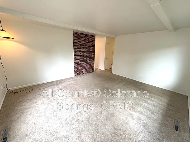4 bed, 2.0 bath, 2135 sqft, $1,960 — Photo 2