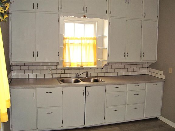 5th image of 301 N Lincoln St