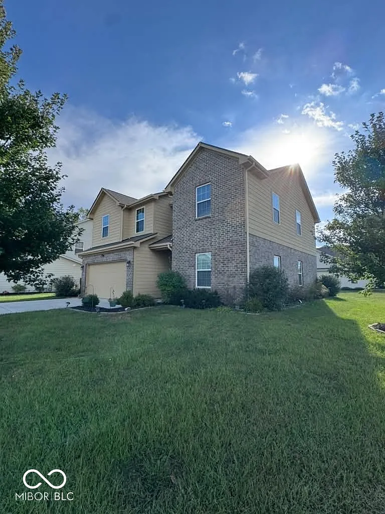 4 bed, 2.5 bath, 2343 sqft, $2,500 — Photo 3