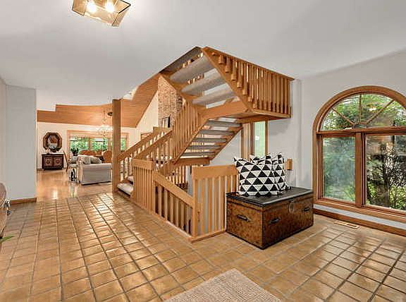 3rd image of 348 Canterbury Ct